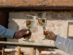 Anstoßen vor der Kelter Ein Platz zum Feiern